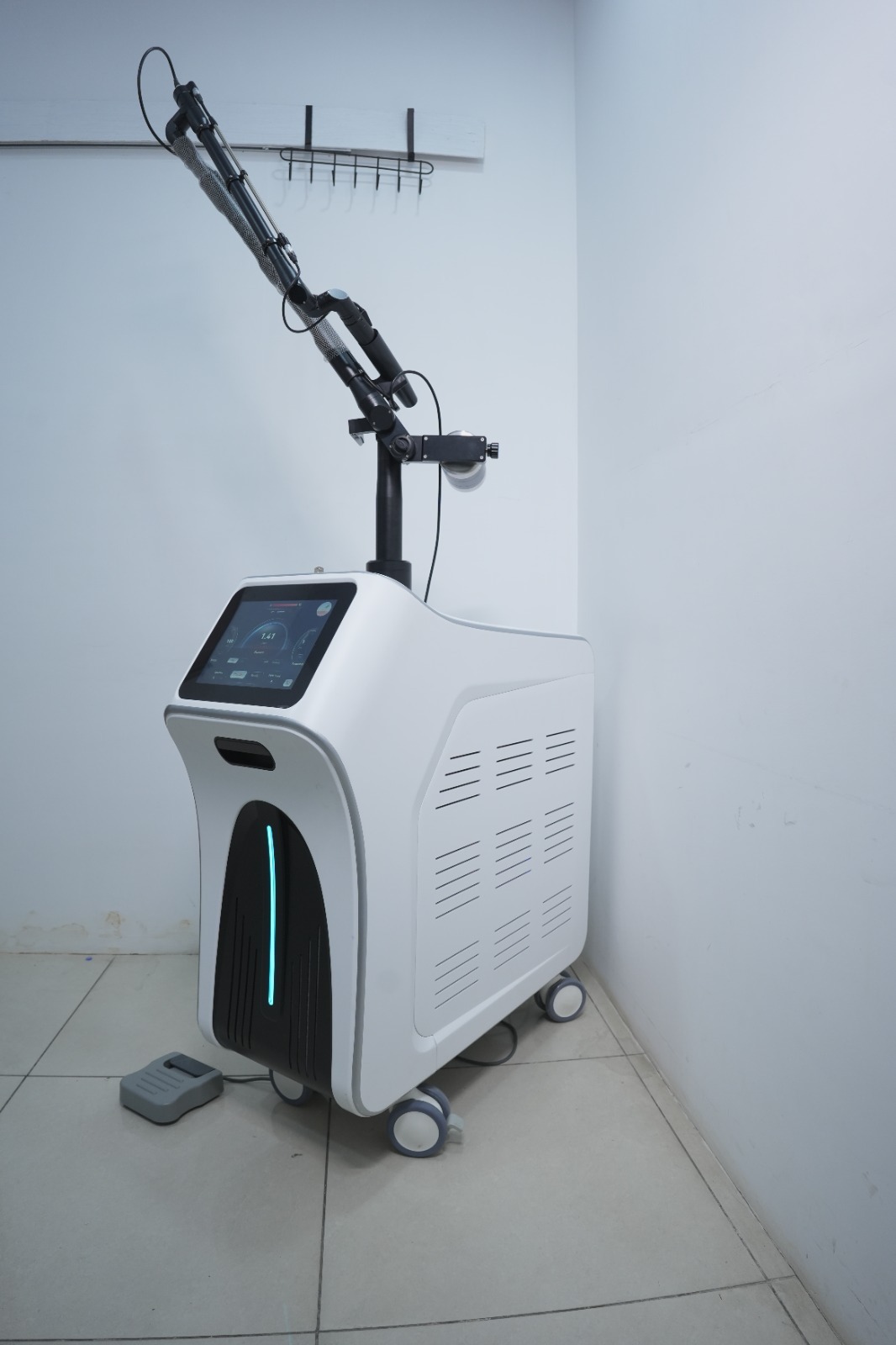 Pico Laser machine at Dr Ravneet Skin Clinic Bathinda