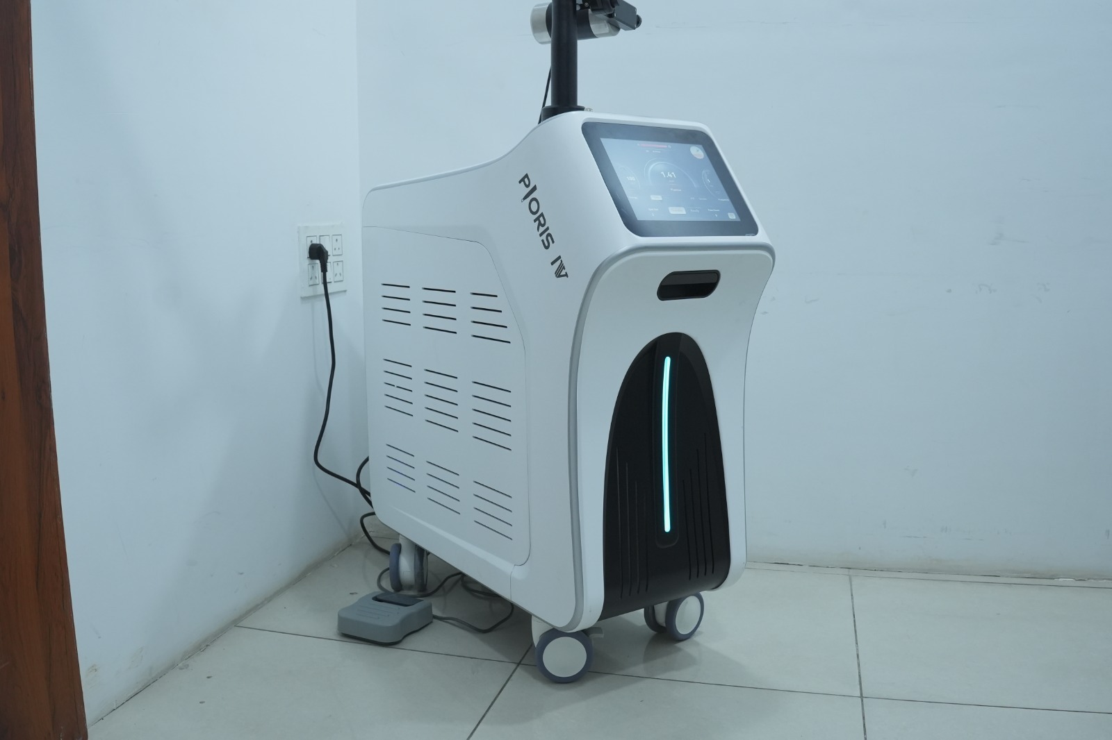 Pico Laser side angle in treatment room